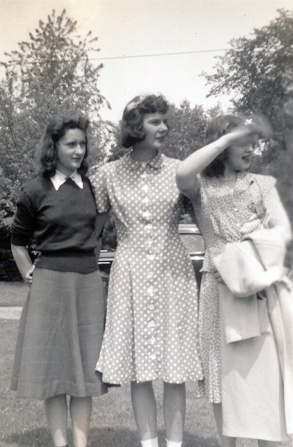 1941-06-07 06 Anne, Peggy & Diane, Wellesley Hills MA.jpg