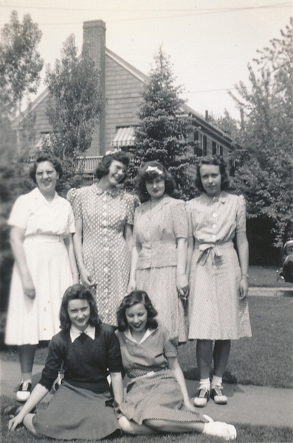 1941-06-07 07 (r) Edie Hunter, Peggy, Diane, Barbara 'Crow' Crowther, (f) Anne MacNeil, Nancy 'Lee' Oyler; Wellesley Hills MA.jpg