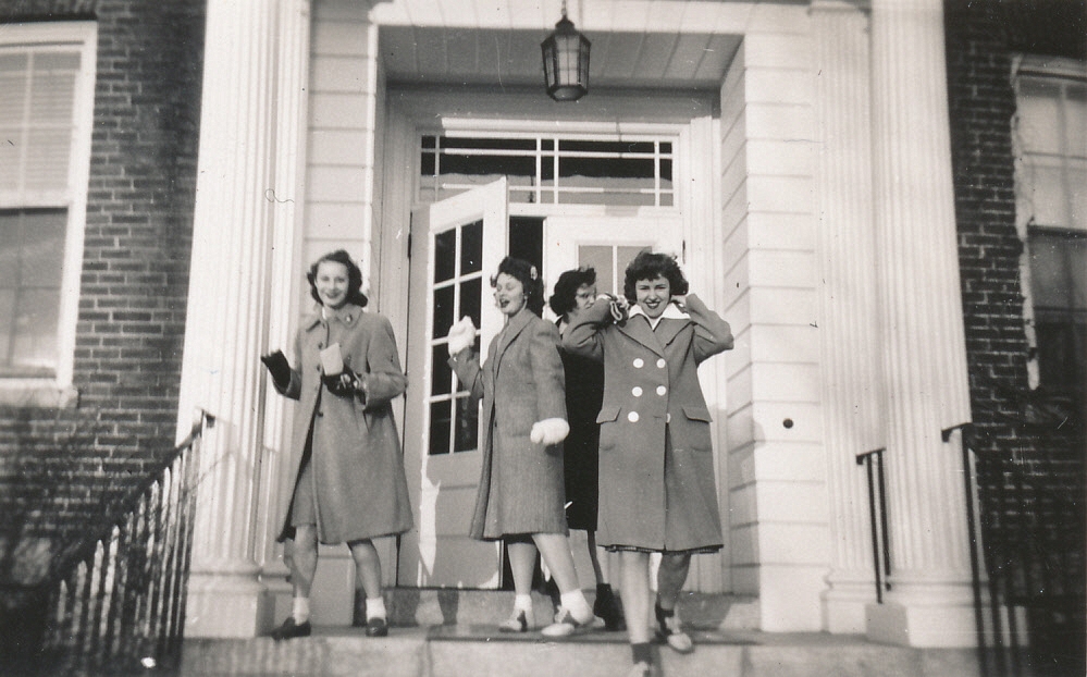 1942 Diane (center) & friends, Colby Jr College.jpg