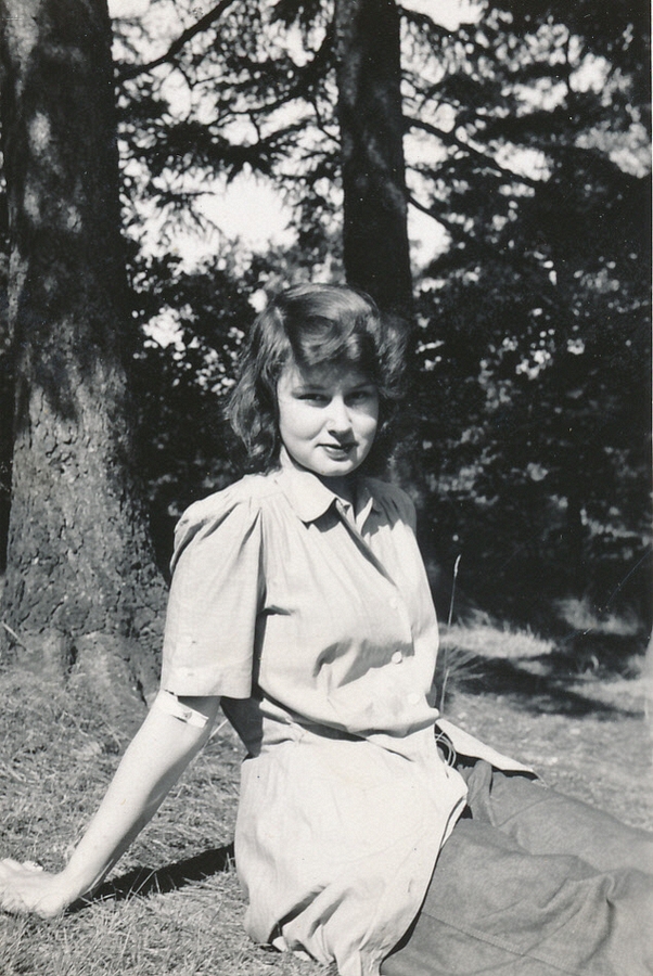 1942-06~ 3 Diane, attempt for the handbook, new fashion instigated, dress over dungarees.jpg