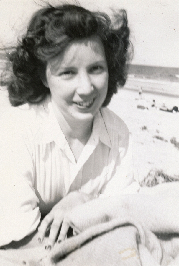 1942-08 4 Nancy 'Lee' Oyler, mid-week, worked hard for a tan, Ogunquit ME.jpg