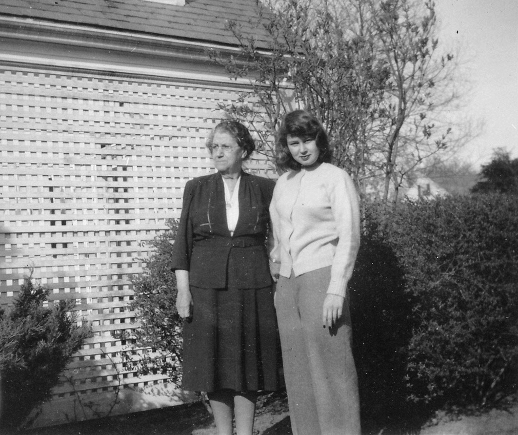 1943~ Liz (Gram) & Diane Perry.jpg
