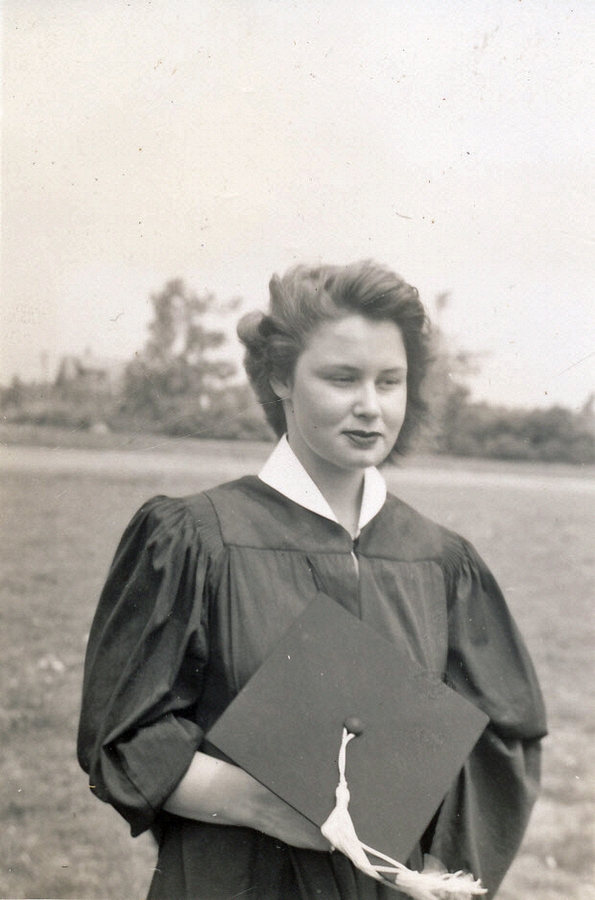 1943-06-14 2 Diane graduation, Colby Jr College, New London NH.jpg