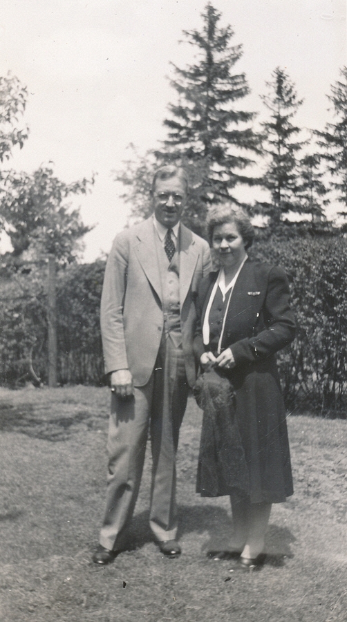 1943-06-14 3 HBP & Doris, Colby Jr College, New London NH.jpg
