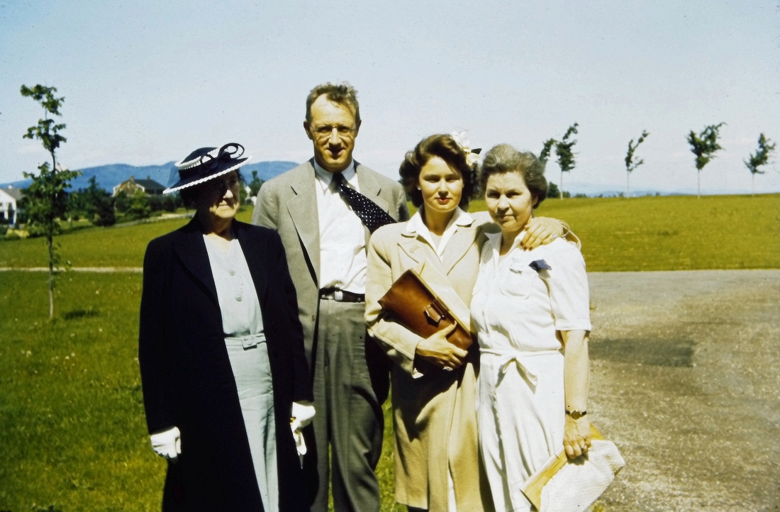 1943-06-14 4 Liz, Ped, Diane & Doris Perry; Diane graduation, Colby Jr College, New London NH.jpg