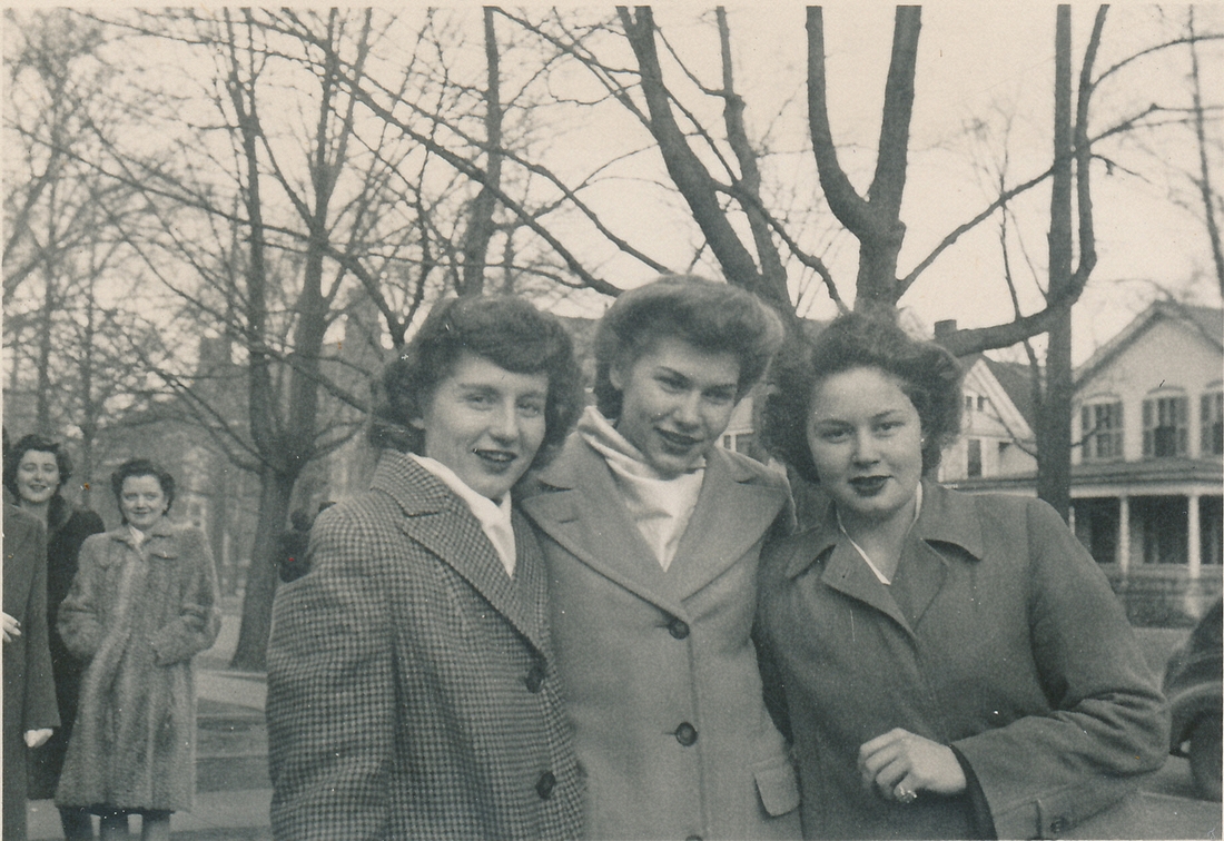 1943-10~ Dorm friends & Diane, hair curled for one day, Ann Arbor MI.jpg