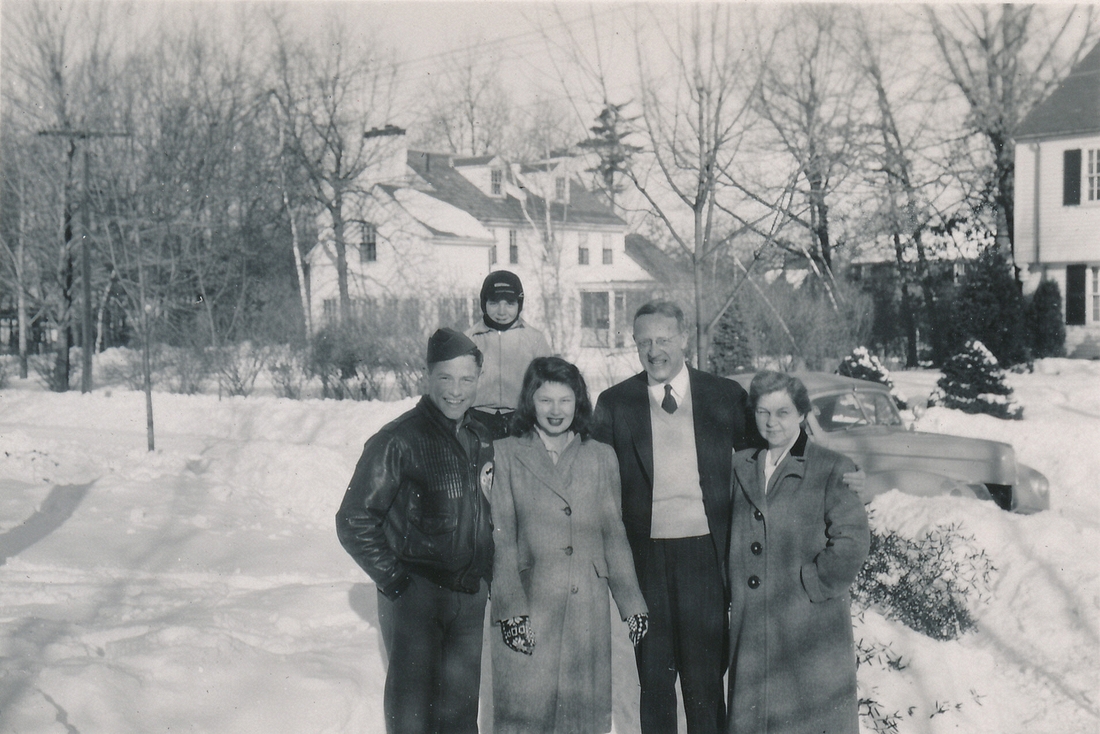 1945-01 5 Family together & Bob Wallen too!.jpg