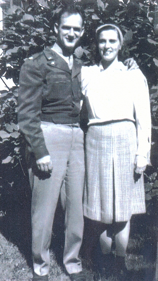 1945-10-28 1 Dick & Mary (Razee) Wilkins.jpg