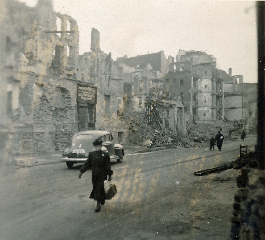 1945-12-25 2 Damage - Russian zone, Berlin.jpg
