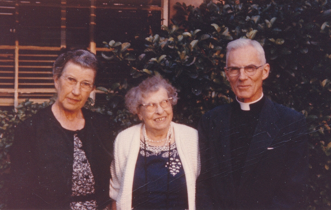 1963-10 Margaret & Henny Henderson, Mabel 'Ma' Buckingham (center, 80), Pasadena CA.jpg