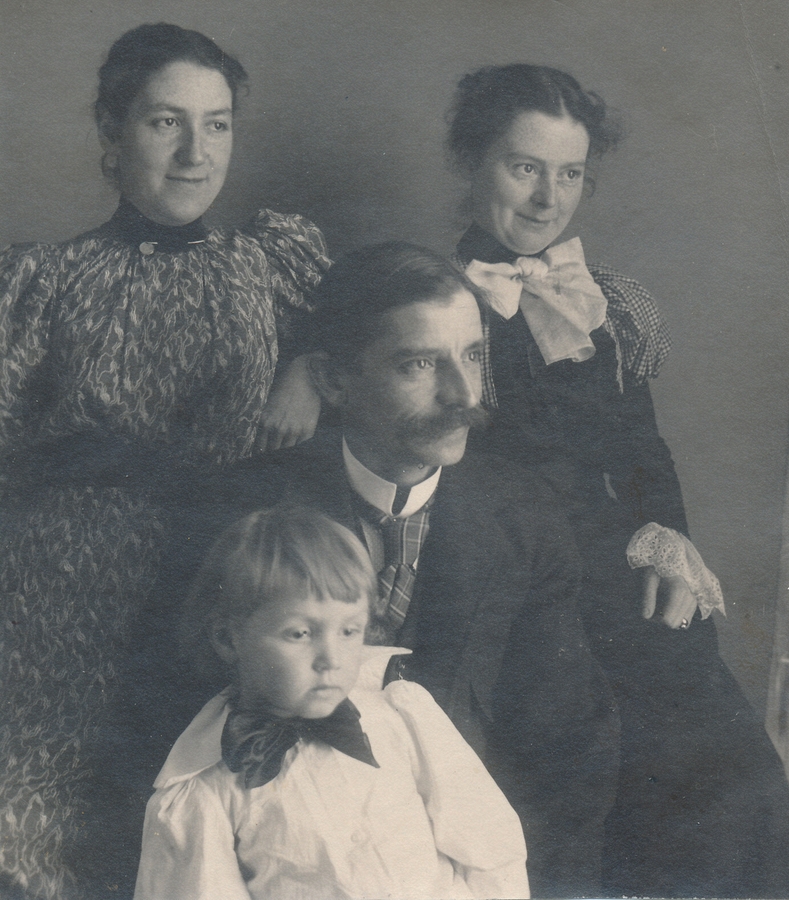 1900~ Liz & Ped Perry, John & Nellie Willmott.jpg