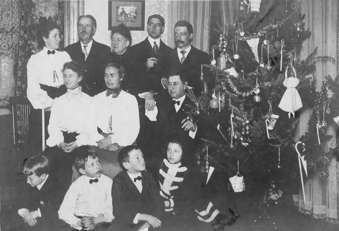1901-12~ Christmas at Hessleins.jpg