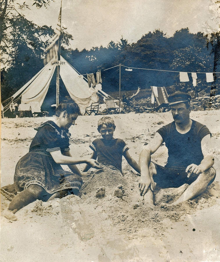 1902~ Liz, Ped & John Perry at the beach.jpg