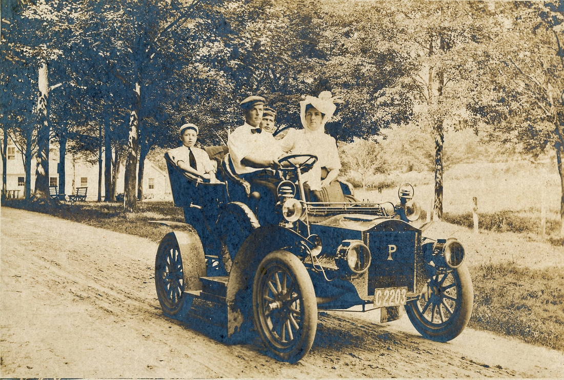 1905 21 (r) Ped & Harry; (f) John & Liz; Model F 1-cyl Cadillac, C2203.jpg