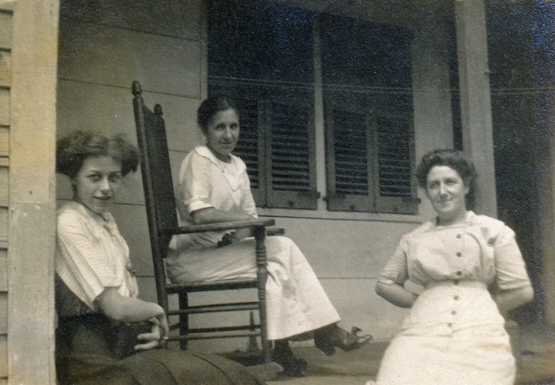 1909~ Norma Andrews [Brevoort], Bess Frisbie & Liz Perry.jpg