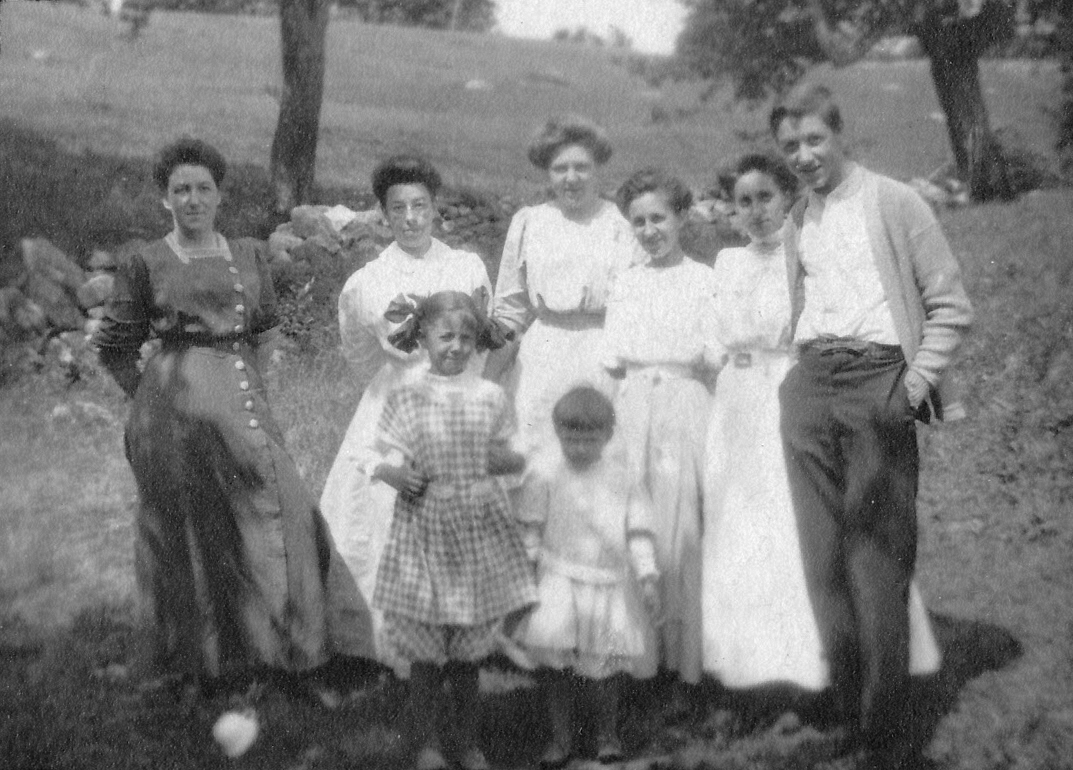 1909-05~ (r) Liz Perry, Gussie Bradstreet, Alice Frisbie, Bess Frisbie, Edith Blakeslee, Ped; (f) Doris & Betty Frisbie; at the spring, Oxford CT.jpg