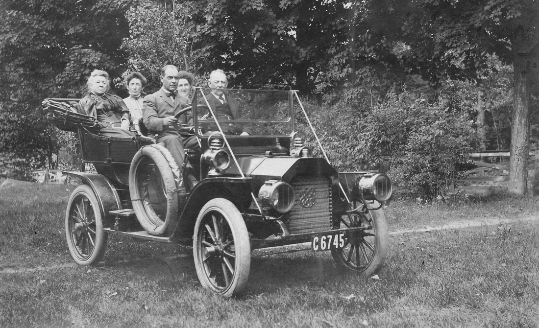 1909-08~ 2 (r) Mrs Brooks, Louise, Liz Perry; (f) John Perry, Mr Brooks - 'our first Reo', C6745.jpg