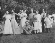 1910 (f) John Perry, Betty (4+) & Doris (9-) Frisbie; (m) Ethel Baldwin, Norma Andrews [Brevoort], Liz Perry (pouring), Bess Frisbie; (r) Frank Andrews, Fred Nettleton, Jack Brevoort.jpg