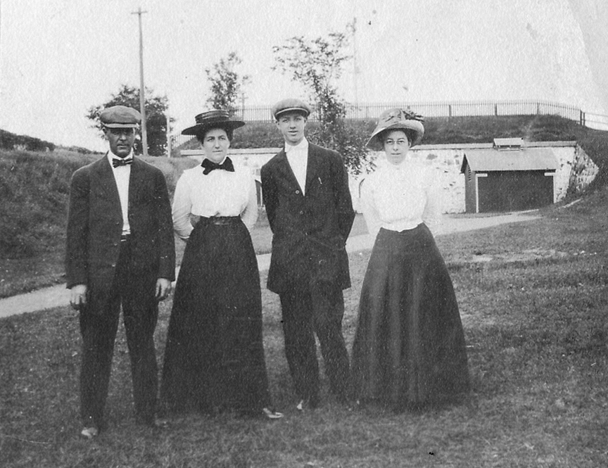 1910-06-28 John, Liz & Ped Perry, Gussie Bradstreet - 'Our 18th anniversary'  .jpg