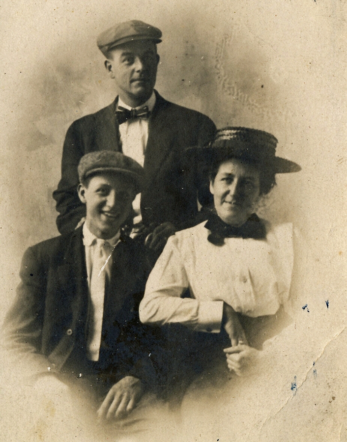 1911-06-28  Ped, John & Liz Perry.jpg