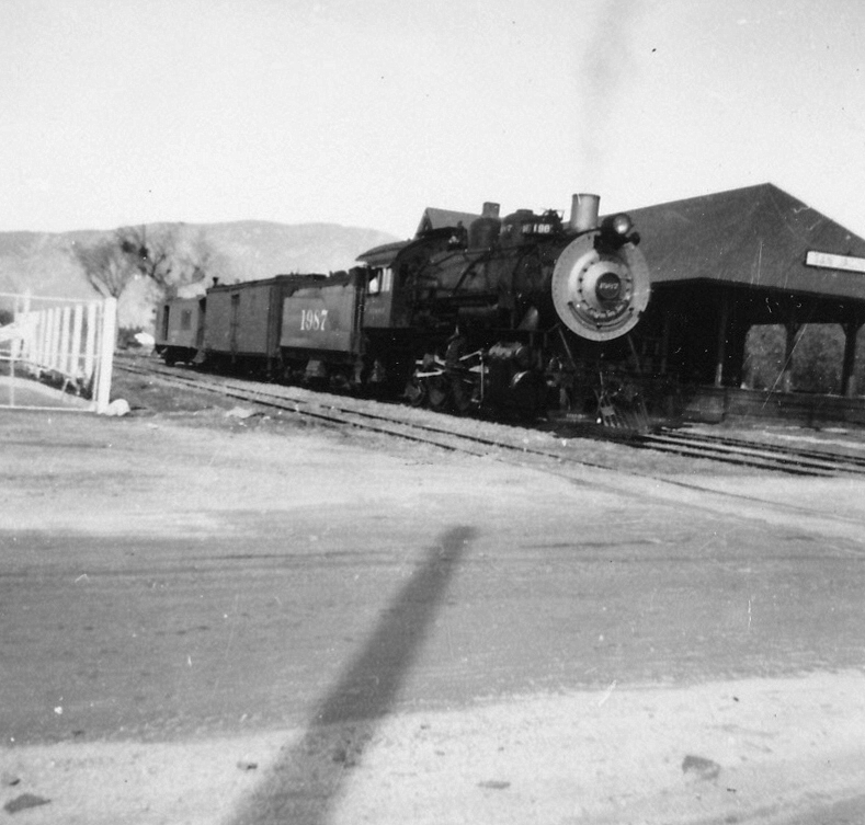 1954~ 1 Visiting Bess & Walt Frisbie, San Jacinto CA.jpg