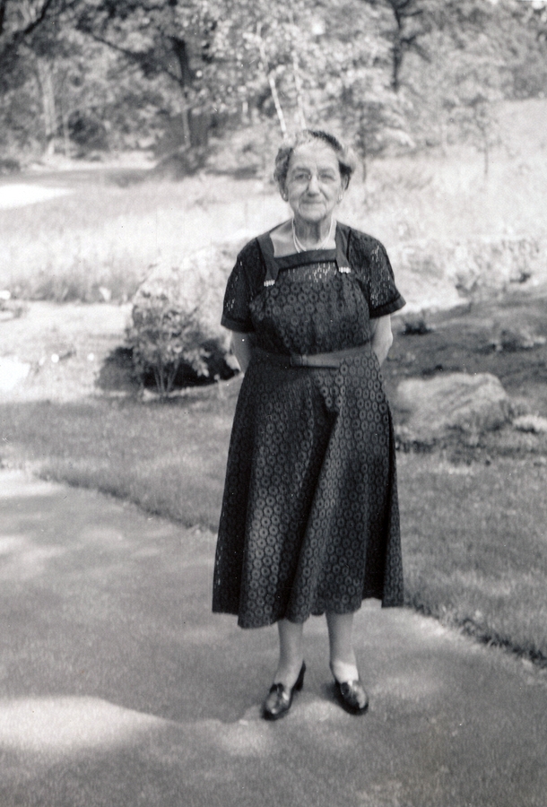 1959-07~ 1 Liz Perry (age 87), 26 Driftwood Lane, Weston MA.jpg