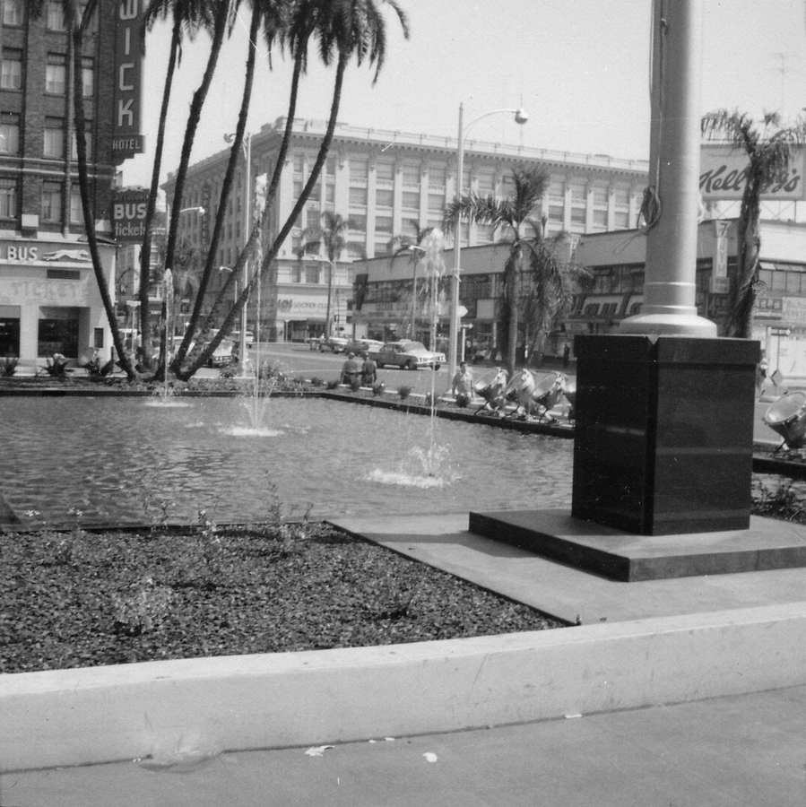 1962-09 4 Court House in background, San Diego CA.jpg