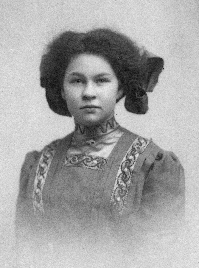 1910 1 Doris Ostrom Woodbury (16 yr).jpg