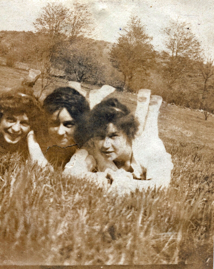 1911 Ruth, Harriet & Doris (age 17).jpg