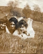 1911 Ruth, Harriet & Doris (age 17).jpg