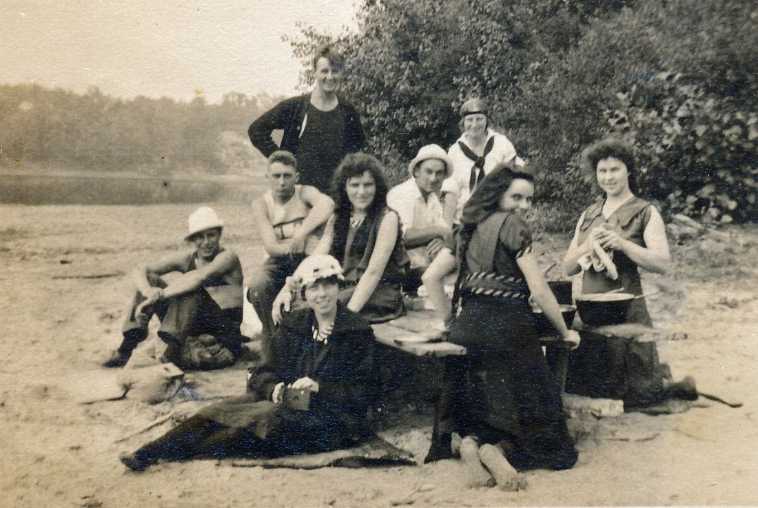 1914 1 Cookout at Connecticut River (Doris at right).jpg