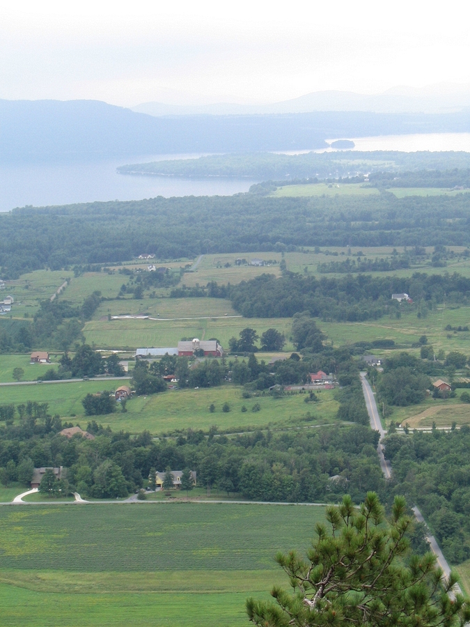 2004-07-28 2 Cheese Tour - The Inn at Charlotte from Mt Philo, VT.JPG