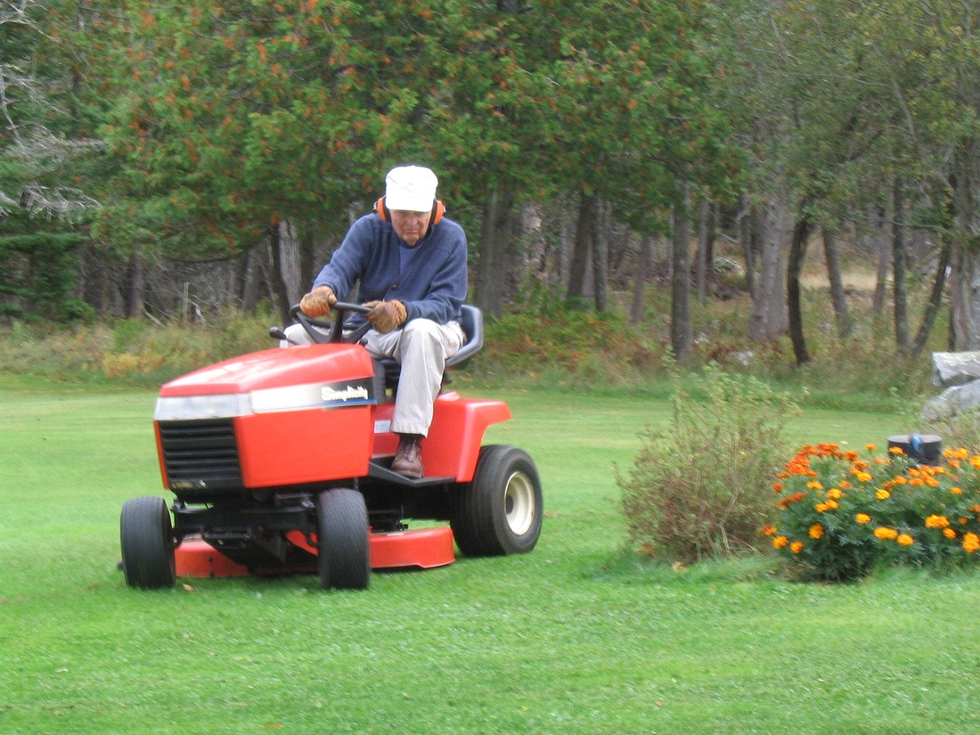 2004-10-11 Pete mowing the back yard, Islesboro.JPG