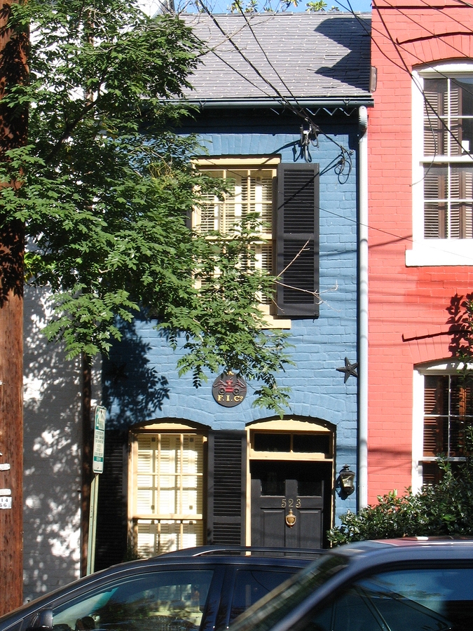 2004-10-23 1 The tiny Spite House, Queen St, Alexandria.JPG