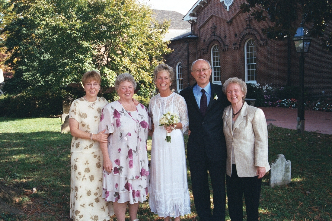 2004-10-23 2 Karen, Kelly, Christy, Peter, Ellen.jpg