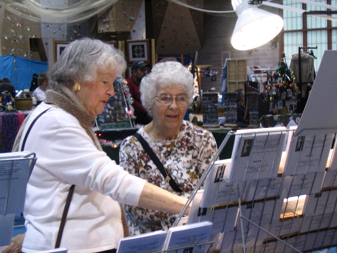 2004-12-12 2 Customers at Williamstown Craft Fair.JPG