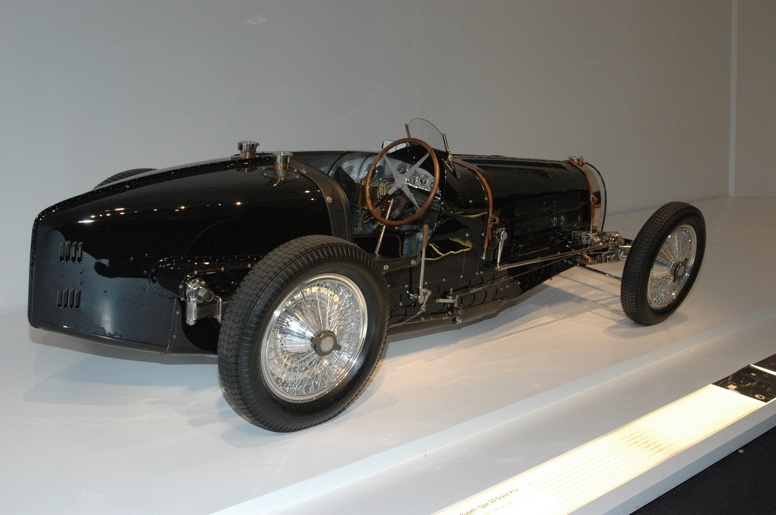 2005-03-19 2 Draper Party, 1933 Bugatti.jpg