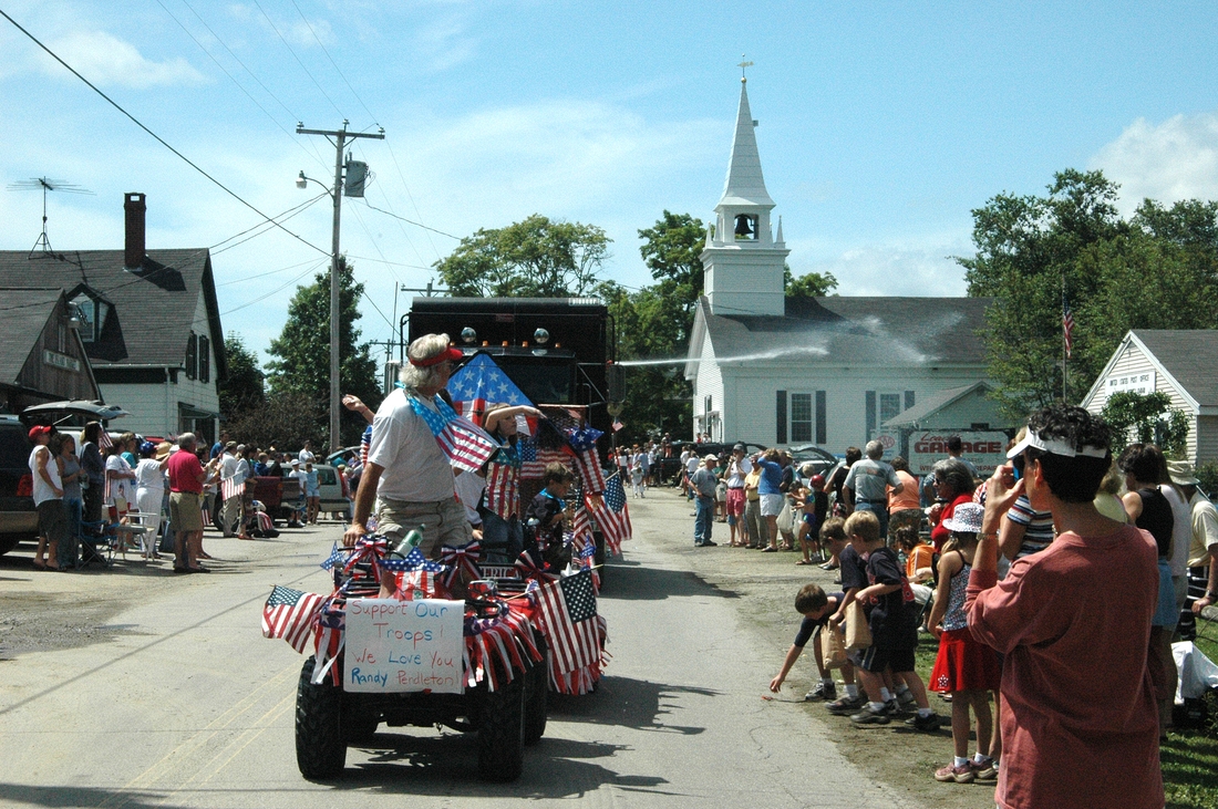 2005-07-02 03 Independence Day Parade, Islesboro.jpg