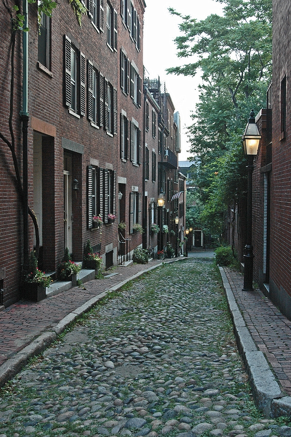 2005-07-16 4 Acorn Street, Beacon Hill (from Haggerty building).jpg
