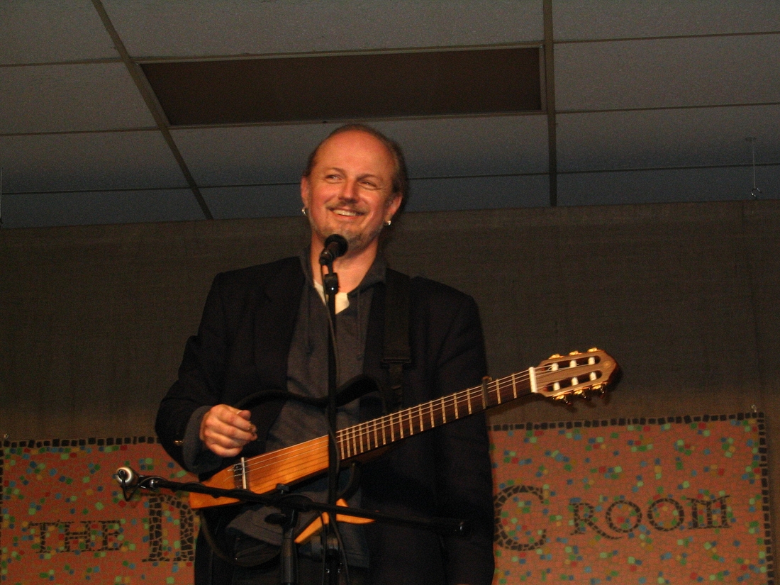 2006-01-28 Garnet Rogers at the Mozaic Room.JPG