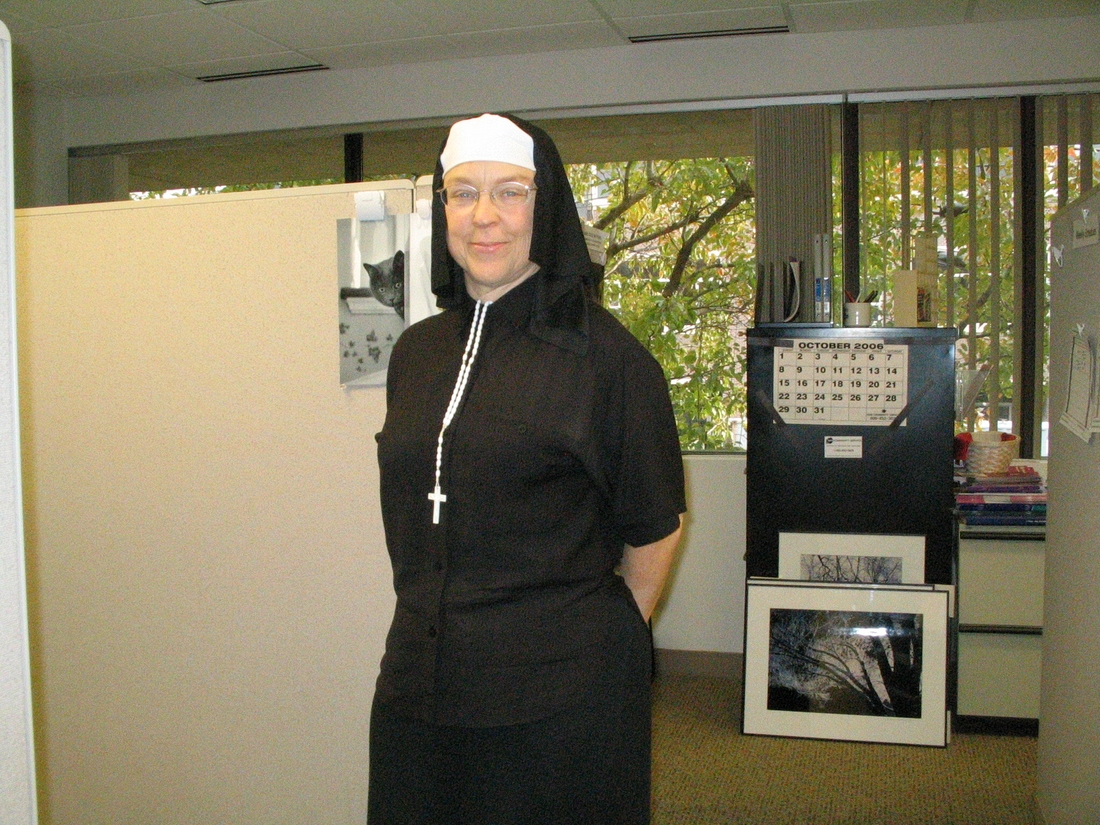 2006-10-31 Karen for Halloween, Watertown.JPG