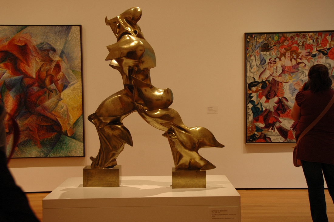 2007-04-28 3 Unique Forms of Continuity in Space, 1913 bronze cast 1931, Umberto Boccioni. MoMA NYC.JPG