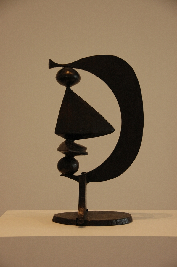 2007-04-28 7 Head, cast iron and steel, David Smith, MoMA NYC.JPG