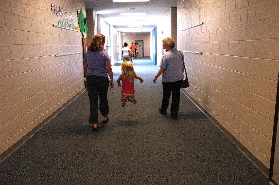 2007-07-22 6 Kathy, Stella (levitating) and Ellen at Stella's new school.jpg