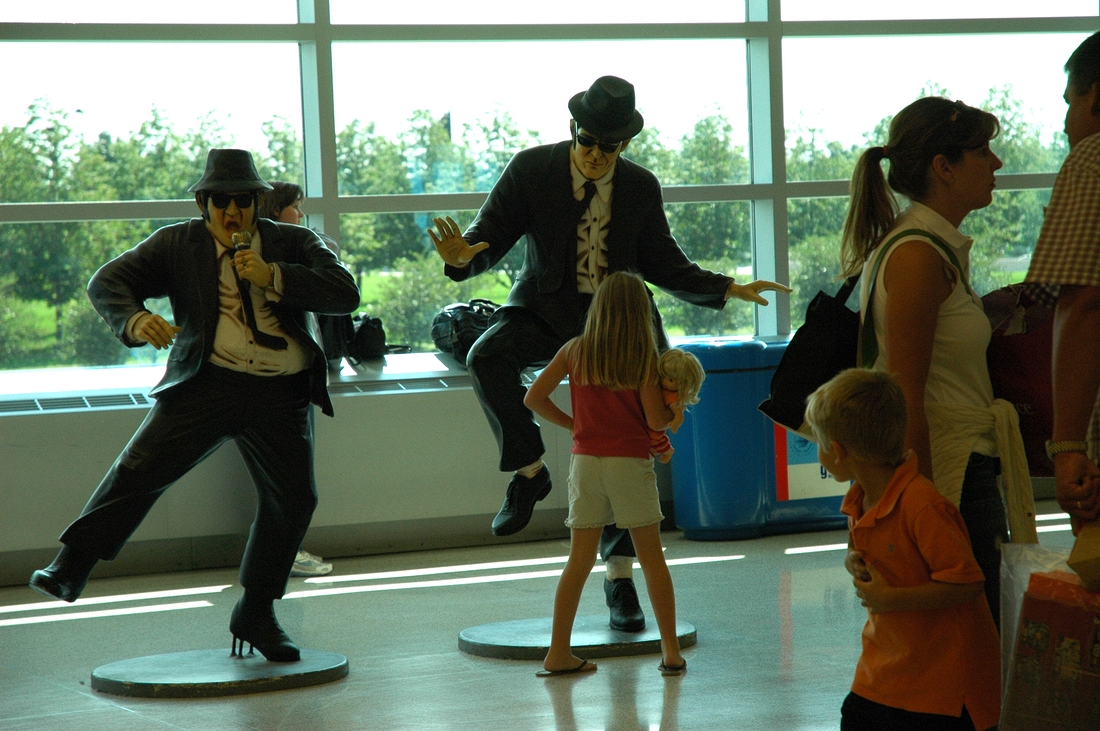 2007-07-23 Stella meets the Blues Brothers, Chicago Airport.jpg