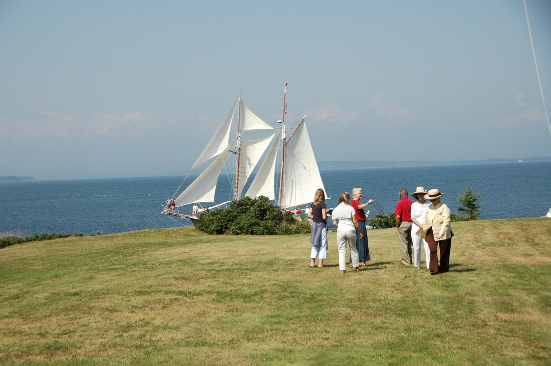 2007-07-30 21 The Bonnie Lynn cruising by Hewes Point, Islesboro.JPG