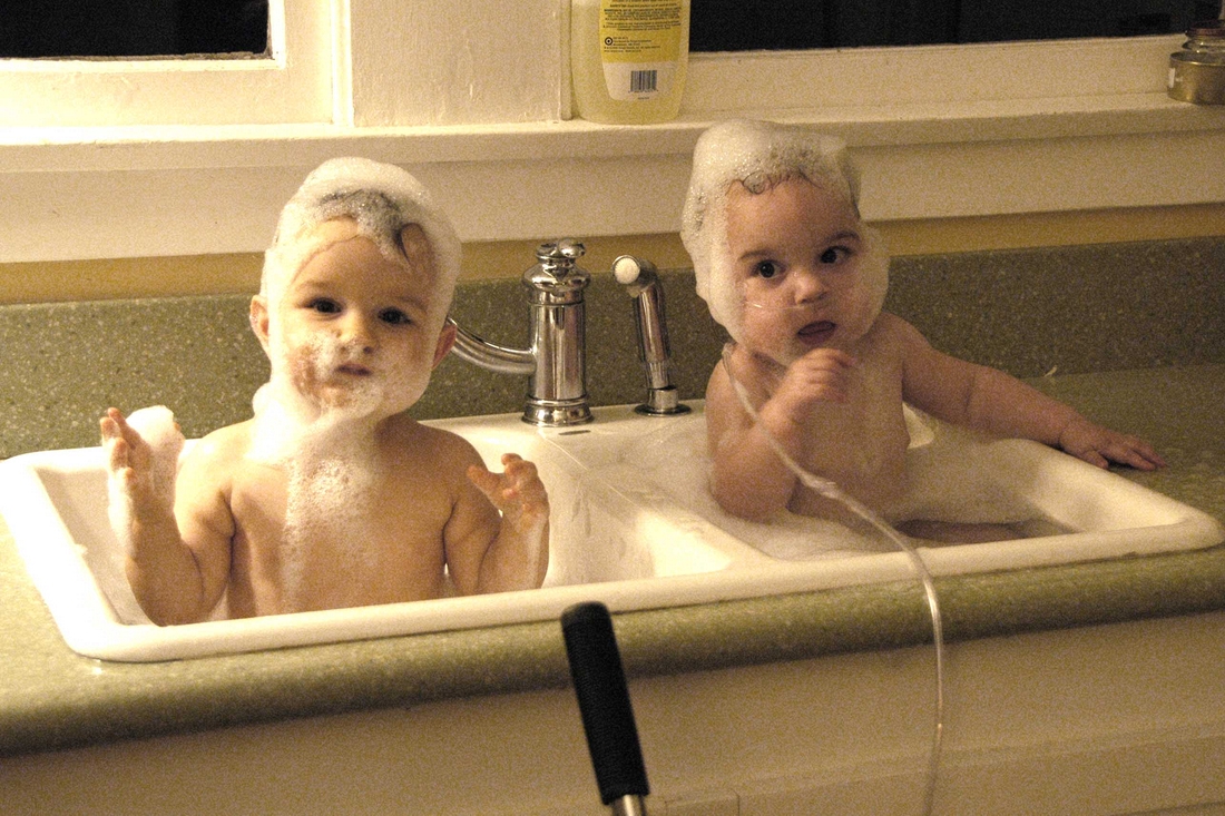2007-11-09 5 Jo and Mac, side-by-side baths.jpg