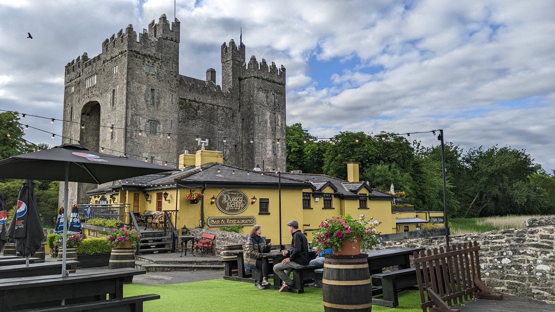 2022-05-31 092 Outdoor seating at Durty Nelly's, Bunratty.jpg