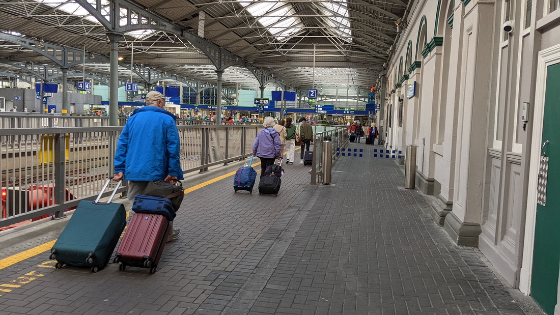 2022-06-08 130 Pete & Ellen hauling; Heuston Station, Dublin.jpg