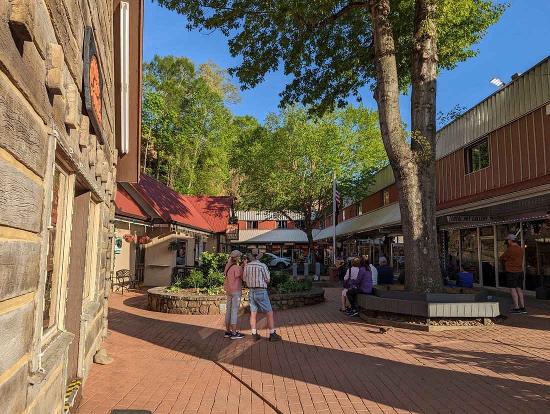 2023-04-19 14 Bluegrass buskers, Smoky Mountain Brewery, Gatlinburg TN.jpg